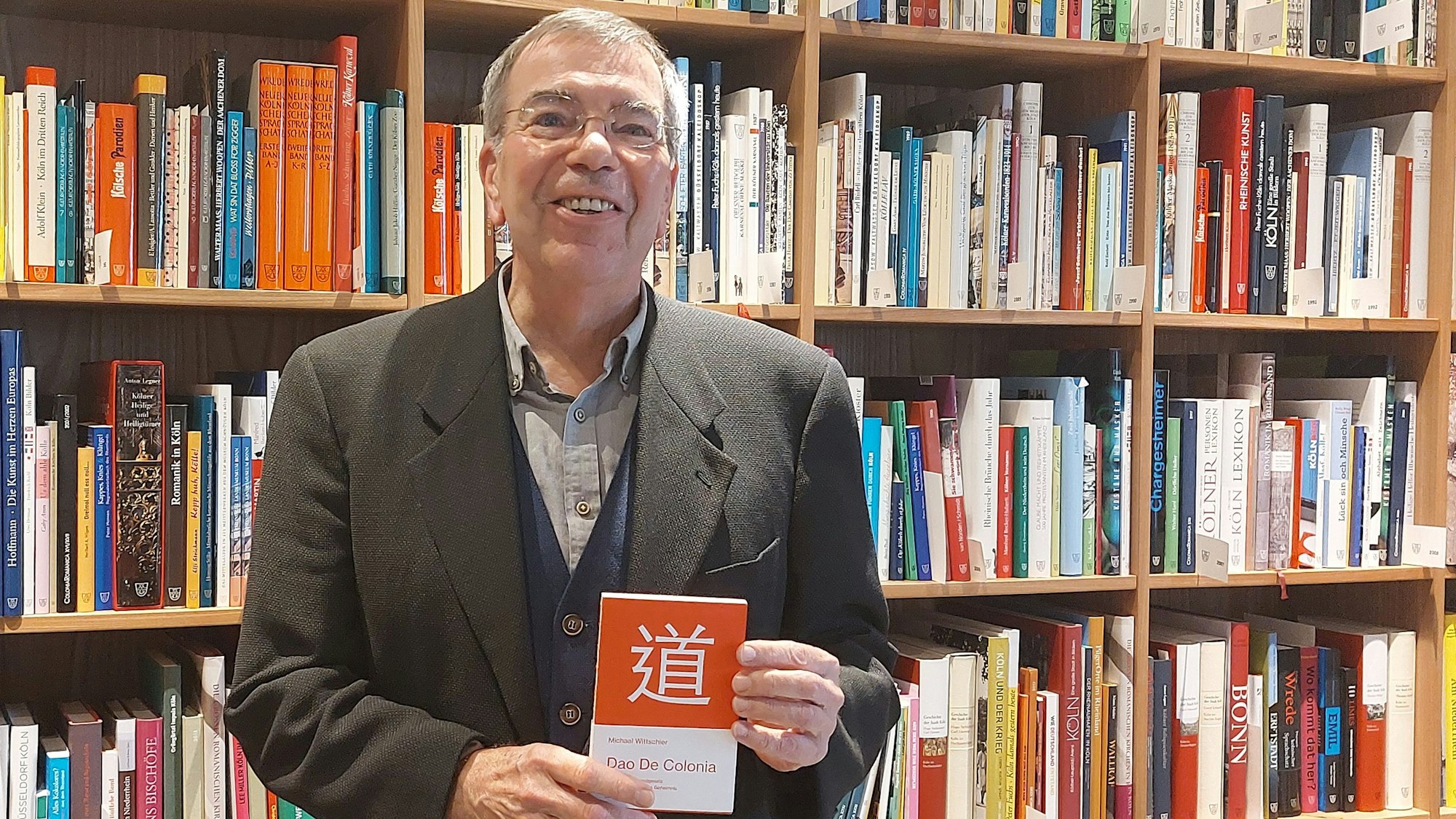 Der Autor Michael Wittschier Kölsches mit seinem neuen Buch.