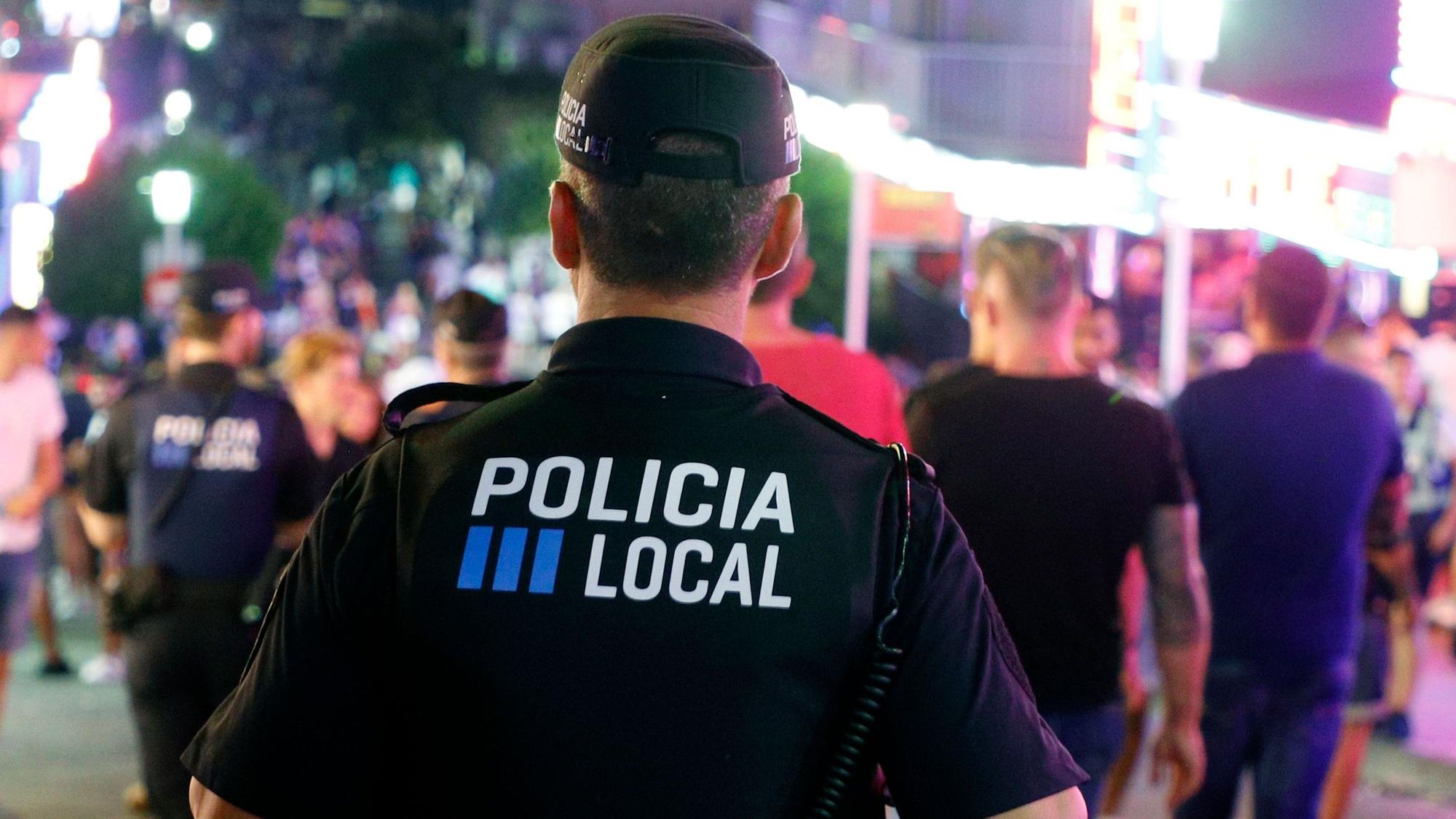 Ein Polizist patrouilliert auf einer Feiermeile auf der beliebten Urlaubsinsel Mallorca. In einem Fall um einen toten deutschen Touristen wird nun doch wegen Mordes ermittelt. (Symbolbild)