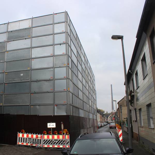 An einer Straßenecke steht ein blechverkleideter Klotz.