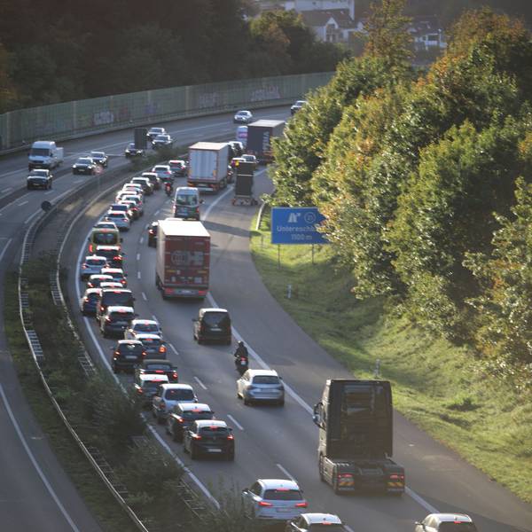 Autos und Lkw stauen sich auf der A4 in Richtung Köln.