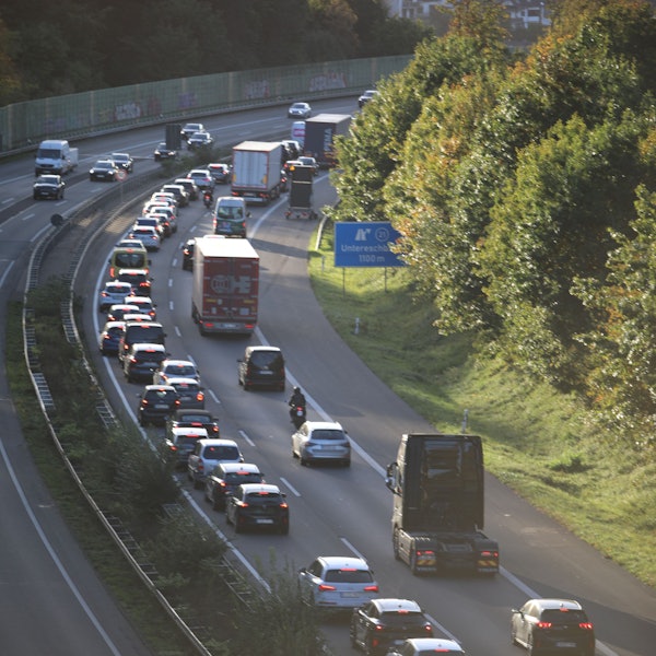 Autos und Lkw stauen sich auf der A4 in Richtung Köln.