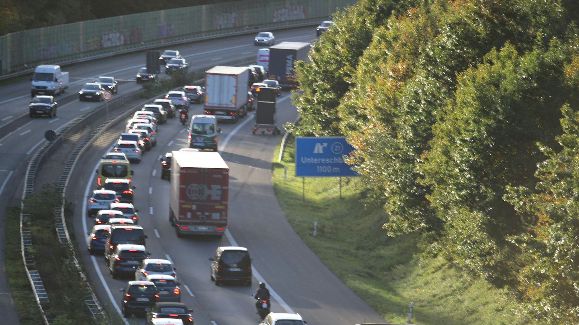 Autos und Lkw stauen sich auf der A4 in Richtung Köln.