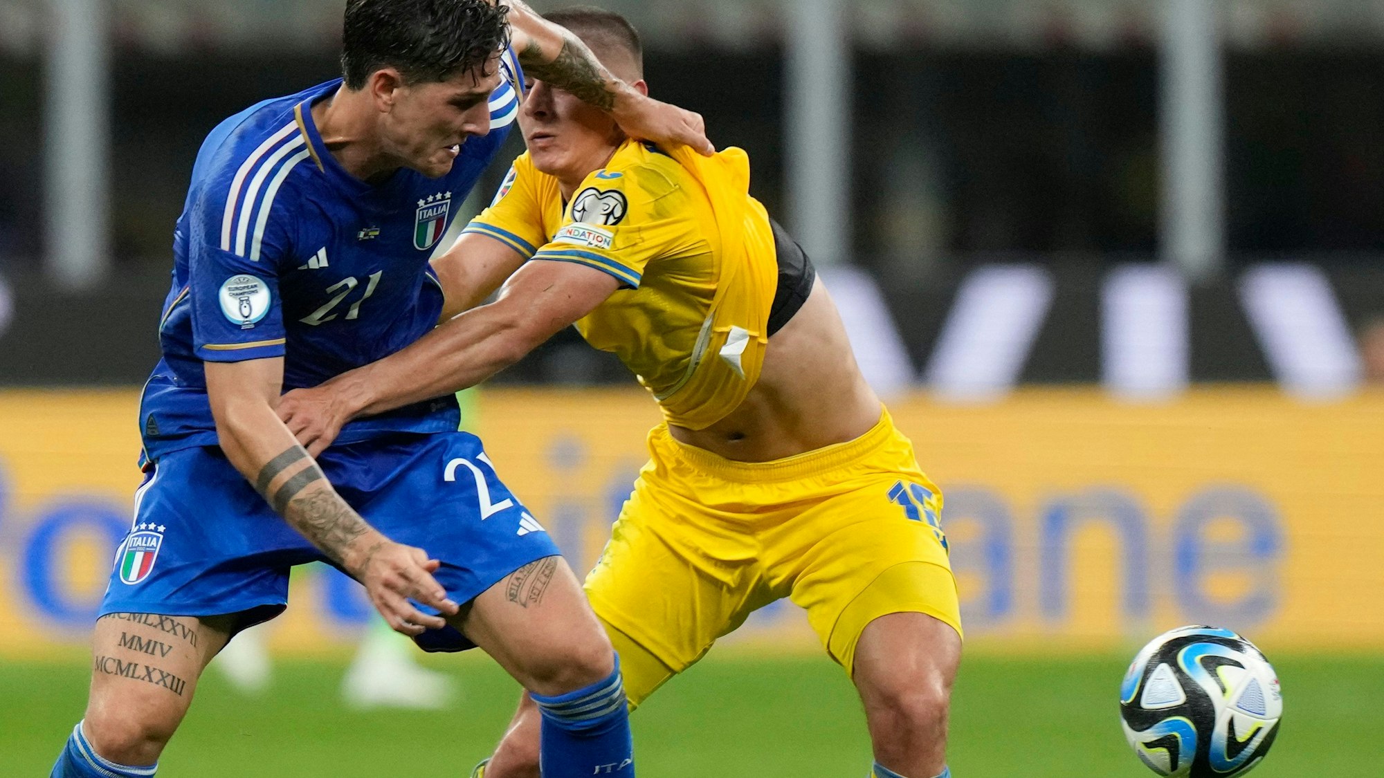 ARCHIV - 12.09.2023, Italien, Mailand: Fußball: EM-Qualifikation, Italien - Ukraine, Gruppenphase, Gruppe C, 6. Spieltag, Giuseppe Meazza Stadion: Italiens Nicolo Zaniolo (l) kämpft mit dem Ukrainer Vitaliy Mykolenko um den Ball. Gegen Zaniolo wird wegen des Verdachts illegaler Wetten ermittelt, die Wett-Affäre zieht weitere Kreise. (zu dpa: «Wer noch? Wettskandal erschüttert Italiens Fußball») Foto: Luca Bruno/AP/dpa +++ dpa-Bildfunk +++