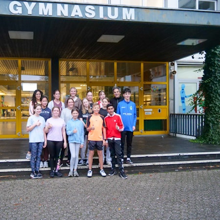 Zu sehen sind die Gruppe Achtklässler und ihr Lehrer.