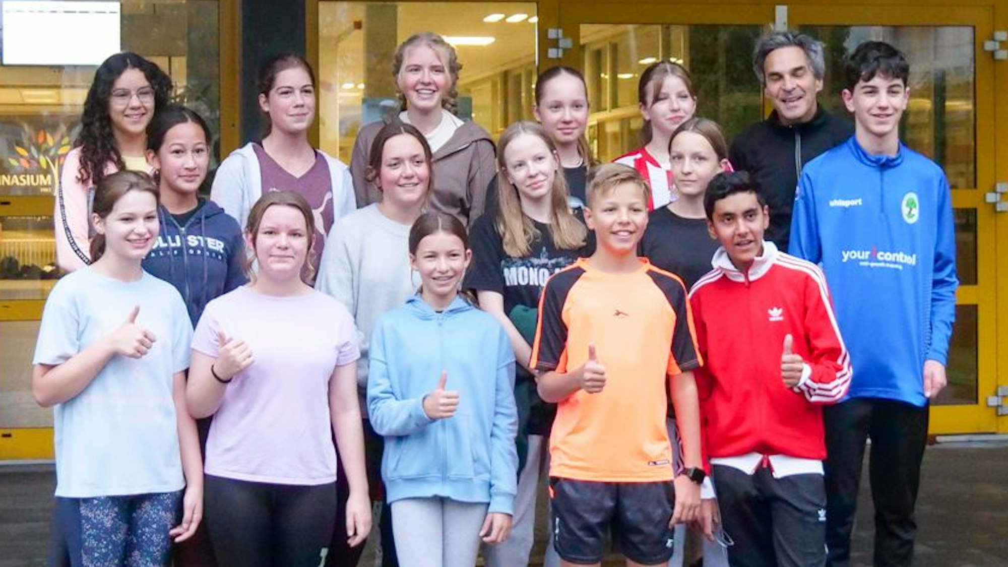 Zu sehen sind die Gruppe Achtklässler und ihr Lehrer.