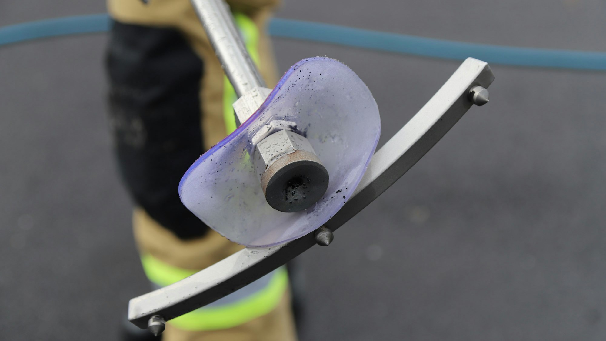 Aus der Spitze der Lanze kommt der schneidende Strahl heraus. Der dringt tief ein und löst sich in einen feinen Wassernebel auf, mit der Oberfläche eines Fußballfeldes.