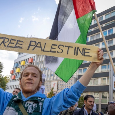14.10.2023, Nordrhein-Westfalen, Düsseldorf: Ein Teilnehmer einer Pro-Palästina-Demonstration hält ein Banner mit der Aufschrift "Free Palestine". Nach dem Terrorangriff der Hamas auf Israel kam es deutschlandweit zu zahlreichen Reaktionen. Foto: Christoph Reichwein/dpa +++ dpa-Bildfunk +++