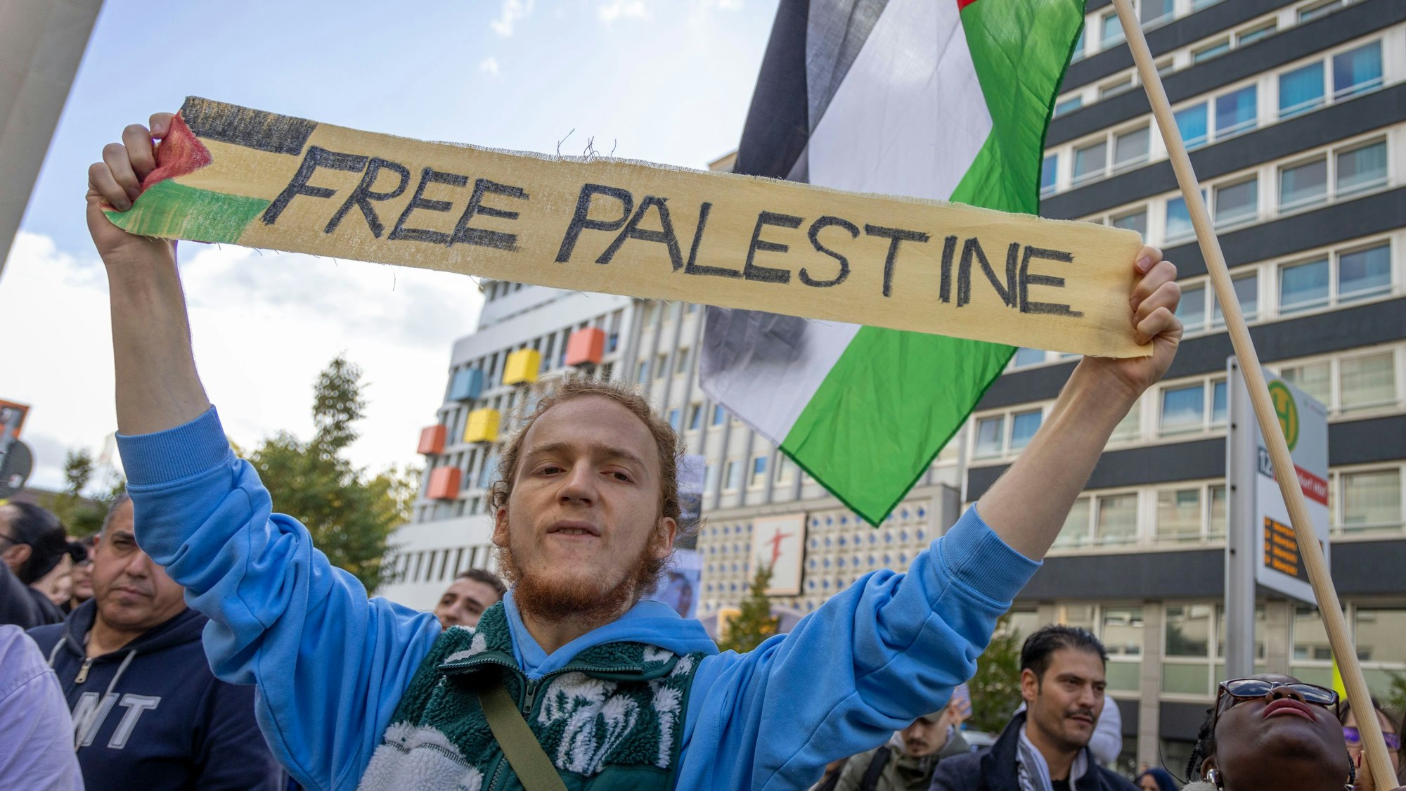 14.10.2023, Nordrhein-Westfalen, Düsseldorf: Ein Teilnehmer einer Pro-Palästina-Demonstration hält ein Banner mit der Aufschrift "Free Palestine". Nach dem Terrorangriff der Hamas auf Israel kam es deutschlandweit zu zahlreichen Reaktionen. Foto: Christoph Reichwein/dpa +++ dpa-Bildfunk +++