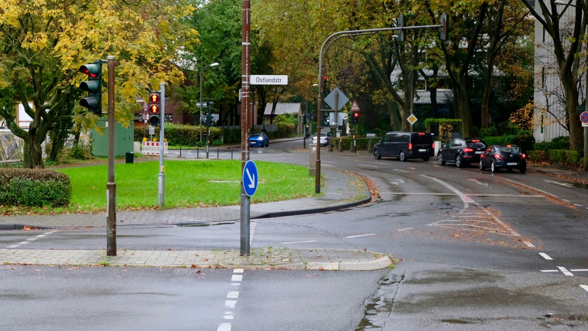 Zu sehen ist ein Straßenschild der Ostlandstraße in Weiden, sowie mehrere Autos.