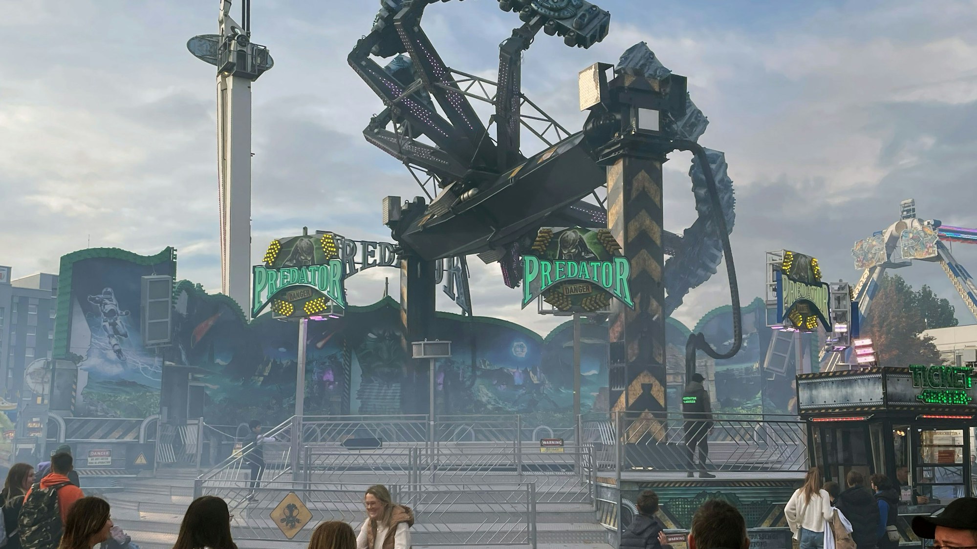 Das Bild zeigt ein Fahrgeschäft auf der Euskirchener Kirmes.