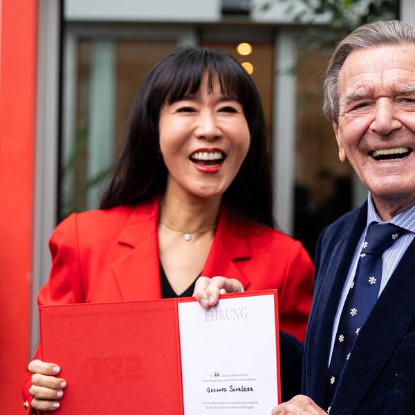 Gerhard Schröder (r), Alt-Bundeskanzler, und seine Frau So-yeon Schröder-Kim (l) stehen nach der Verleihung vor dem Kurt-Schumacher-Haus.