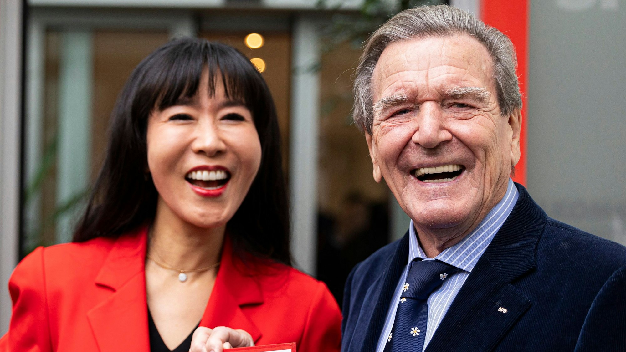 Gerhard Schröder (r), Alt-Bundeskanzler, und seine Frau So-yeon Schröder-Kim (l) stehen nach der Verleihung vor dem Kurt-Schumacher-Haus.