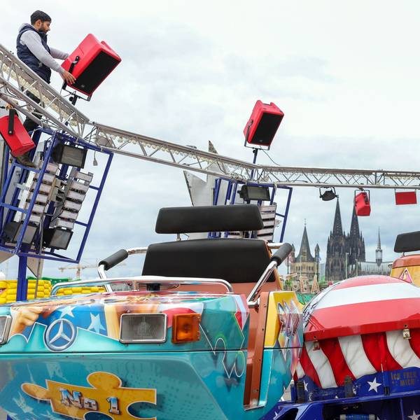 Das Bild zeigt ein Fahrgeschäft der Deutzer Kirmes.