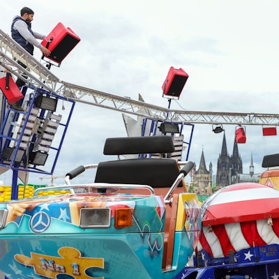 Das Bild zeigt ein Fahrgeschäft der Deutzer Kirmes.