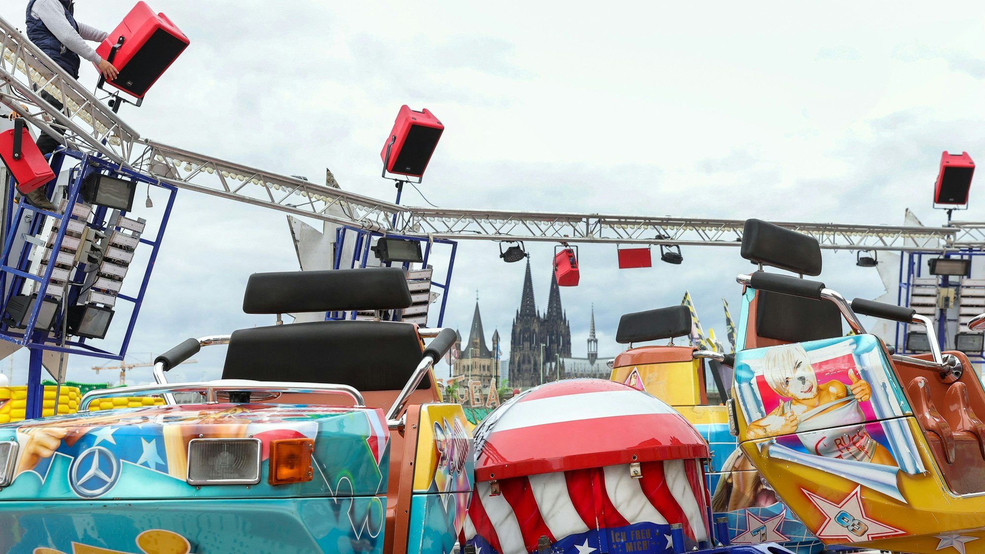 Das Bild zeigt ein Fahrgeschäft der Deutzer Kirmes.