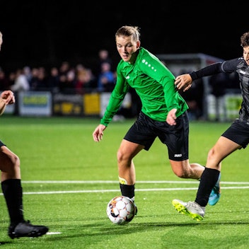 Das Bild zeigt Luke Gossing, wie er zum Torschuss ansetzt.