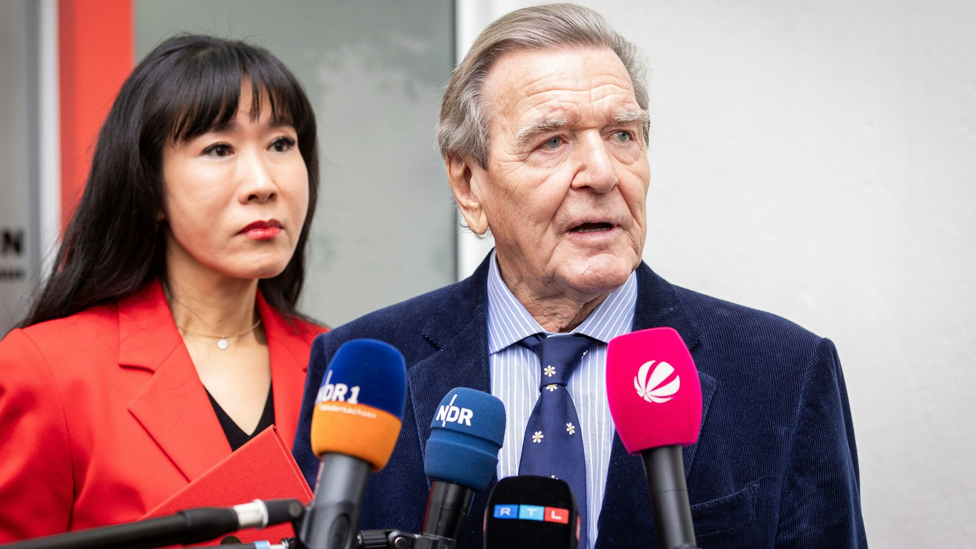 Gerhard Schröder, Alt-Bundeskanzler, und seine Frau So-yeon Schröder-Kim stehen nach der Verleihung vor dem Kurt-Schumacher-Haus vor Medienvertretern.