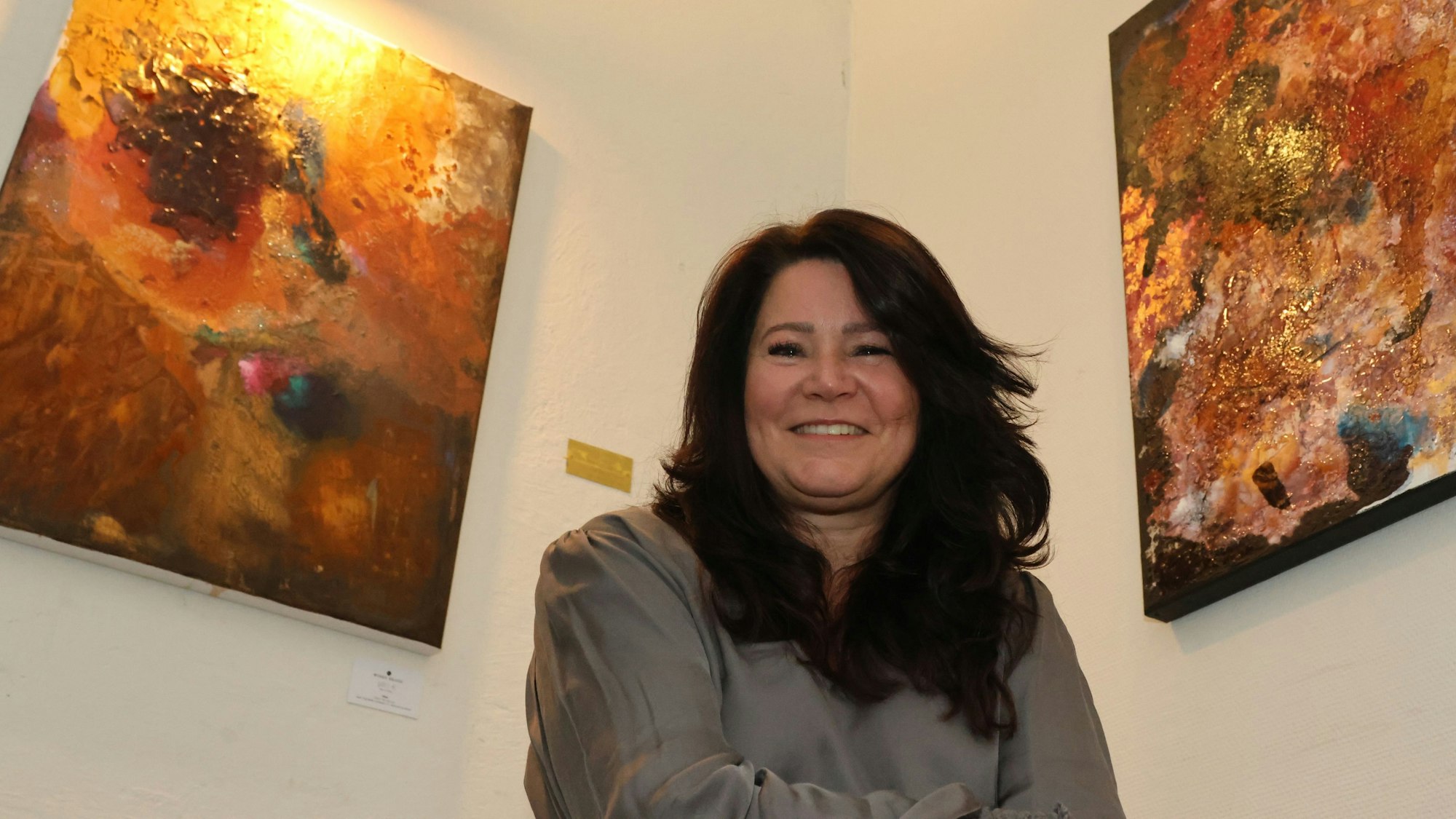 Künstlerin Wibke Brode zwischen zwei Werken.