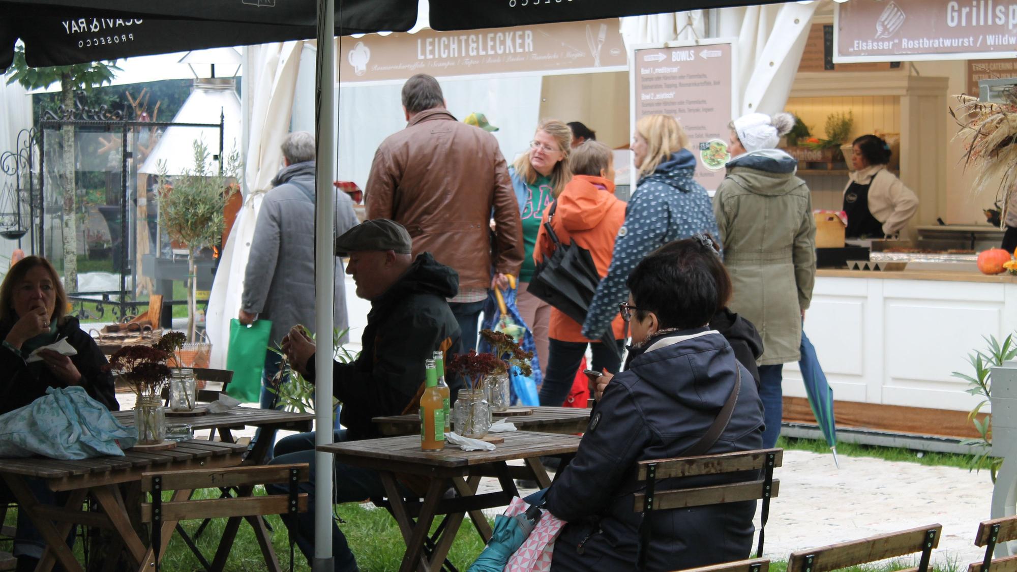 Besucher auf dem Schlosszauber Markt Leverkusen Morsbroich
