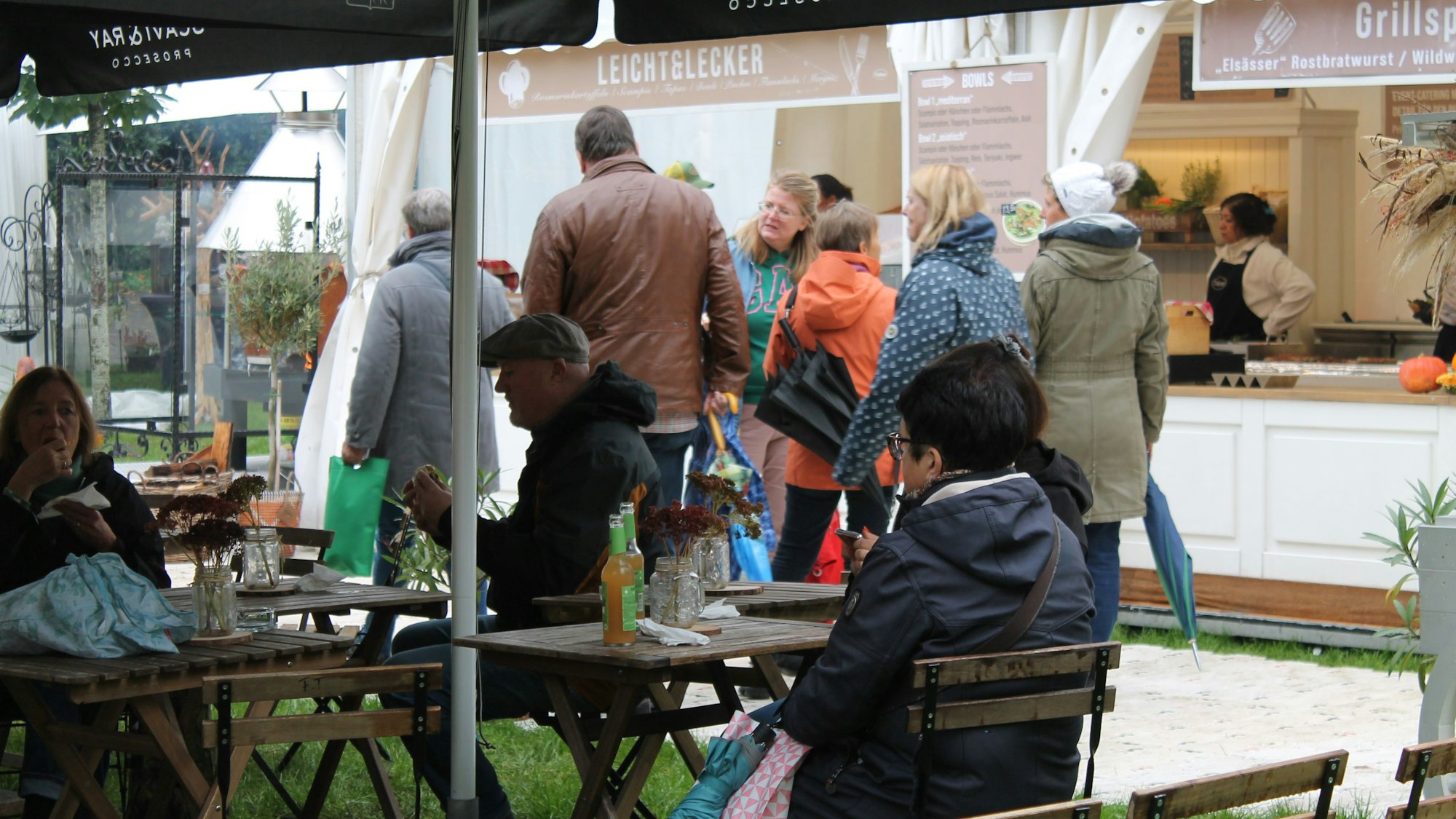 Besucher auf dem Schlosszauber Markt Leverkusen Morsbroich