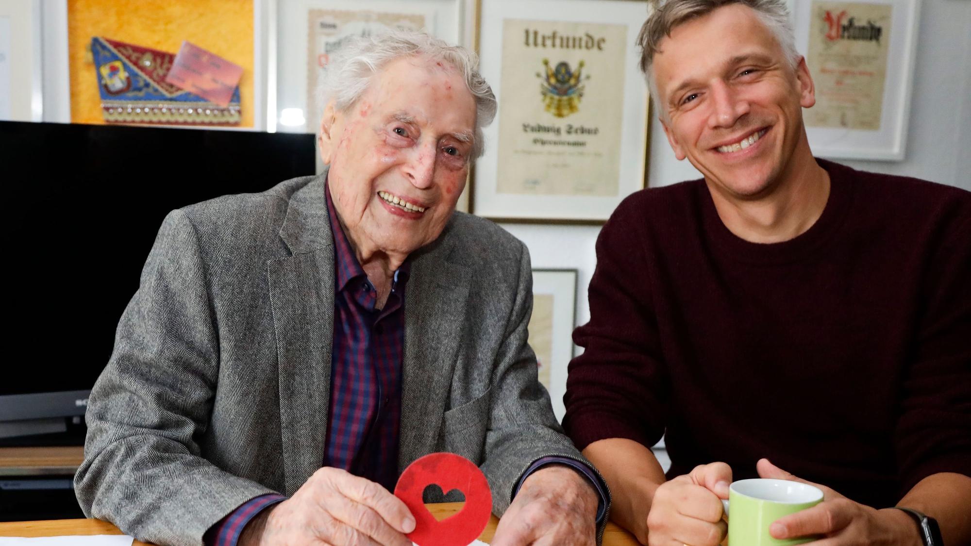 Bastian Campmann und Ludiwg Sebus sitzen nebeneinander an einem Tisch.