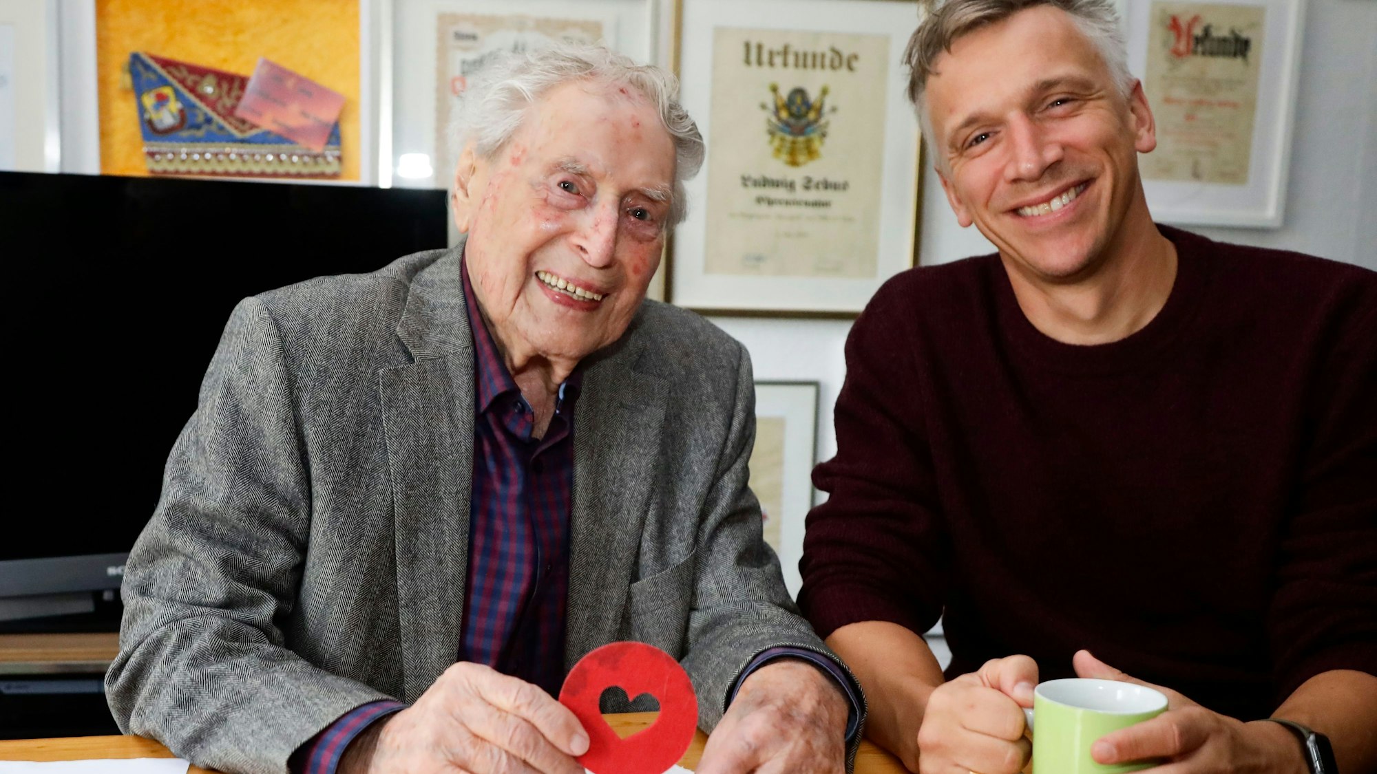 Bastian Campmann und Ludiwg Sebus sitzen nebeneinander an einem Tisch.