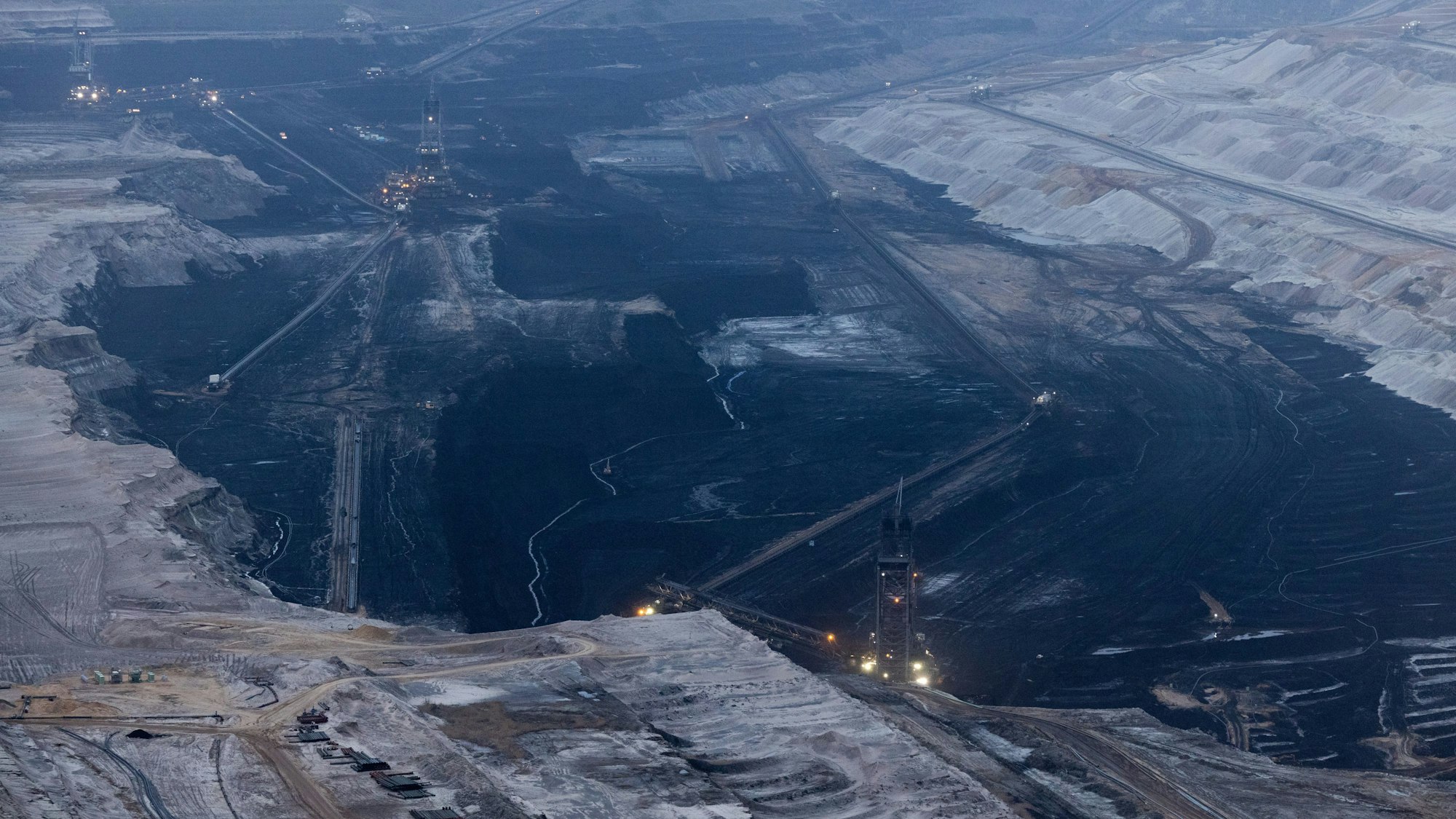 Blick in den Braunkohletagebau Hambach gesehen vom Forum :terra nova aus.