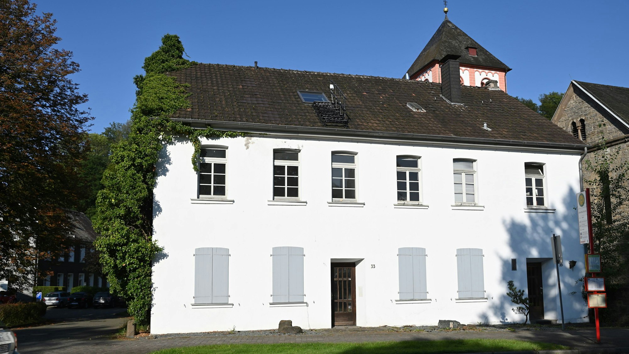 Die Alte Kaplanei in Odenthal. Die Schlagläden sind geschlossen, das Haus ist unbewohnt.