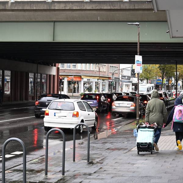 Das Bild zeigt die Kreuzung von Hauptstraße, Bahnhofstraße und Am Kalkofen. Einige Autos stehen an einer Ampel.