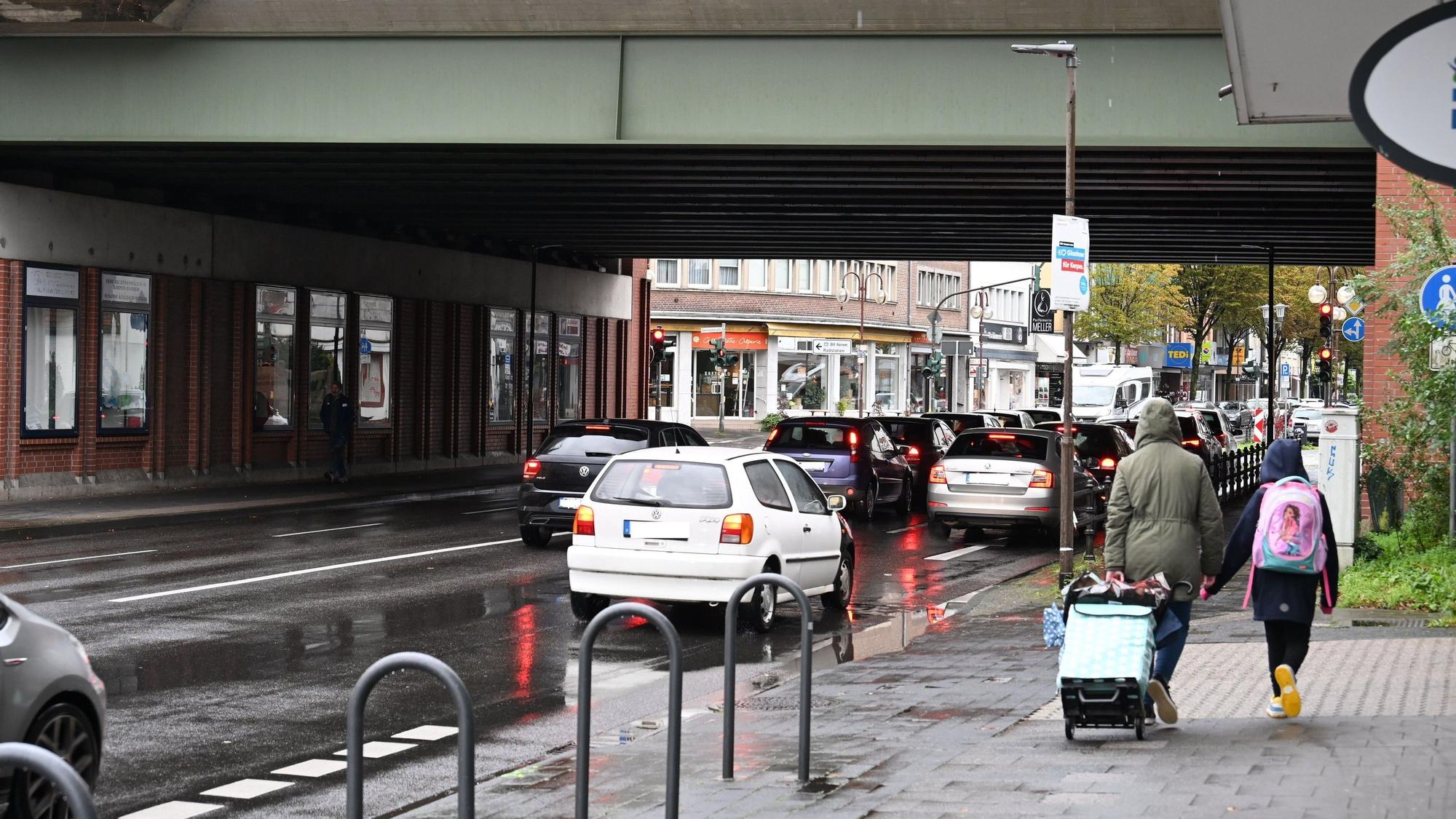 Das Bild zeigt die Kreuzung von Hauptstraße, Bahnhofstraße und Am Kalkofen. Einige Autos stehen an einer Ampel.