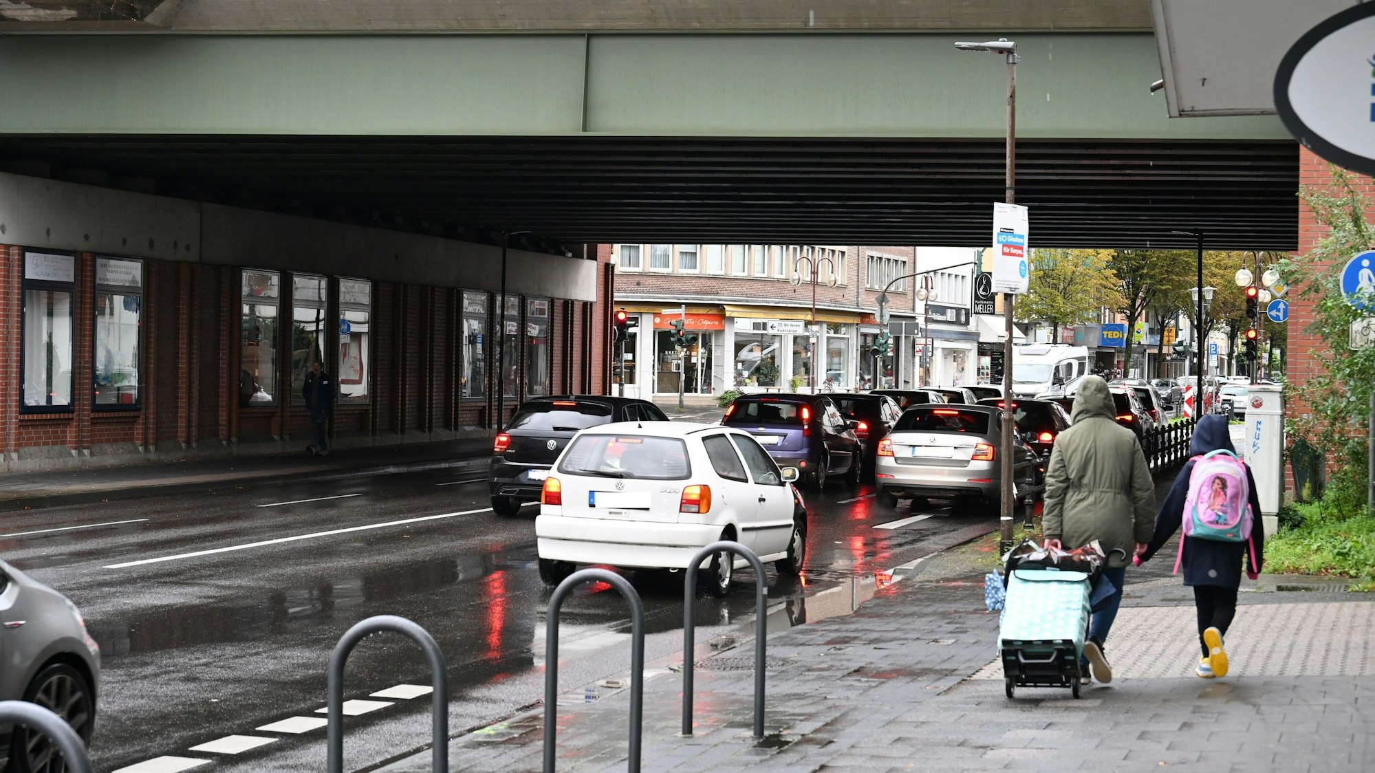 Das Bild zeigt die Kreuzung von Hauptstraße, Bahnhofstraße und Am Kalkofen. Einige Autos stehen an einer Ampel.