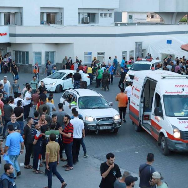 Palästinenserinnen und Palästinenser stehen an dem großen Schifa-Krankenhaus in Gaza. Laut israelischen Geheimdiensten hat die Terrorgruppe Hamas rund um die Gaza-Klinik ein Tunnelsystem und eine Kommandozentrale errichtet.