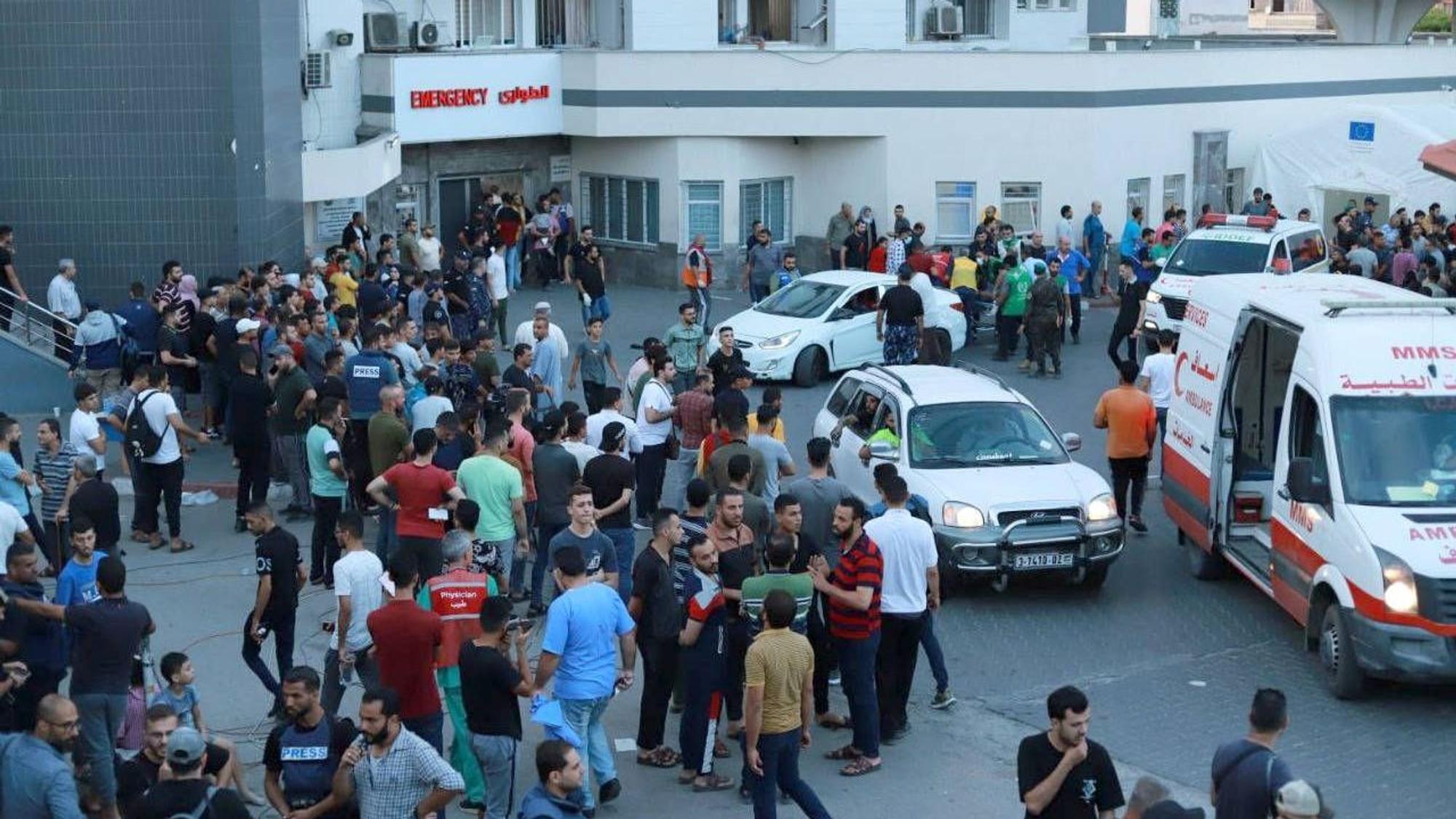 Palästinenserinnen und Palästinenser stehen an dem großen Schifa-Krankenhaus in Gaza. Laut israelischen Geheimdiensten hat die Terrorgruppe Hamas rund um die Gaza-Klinik ein Tunnelsystem und eine Kommandozentrale errichtet.