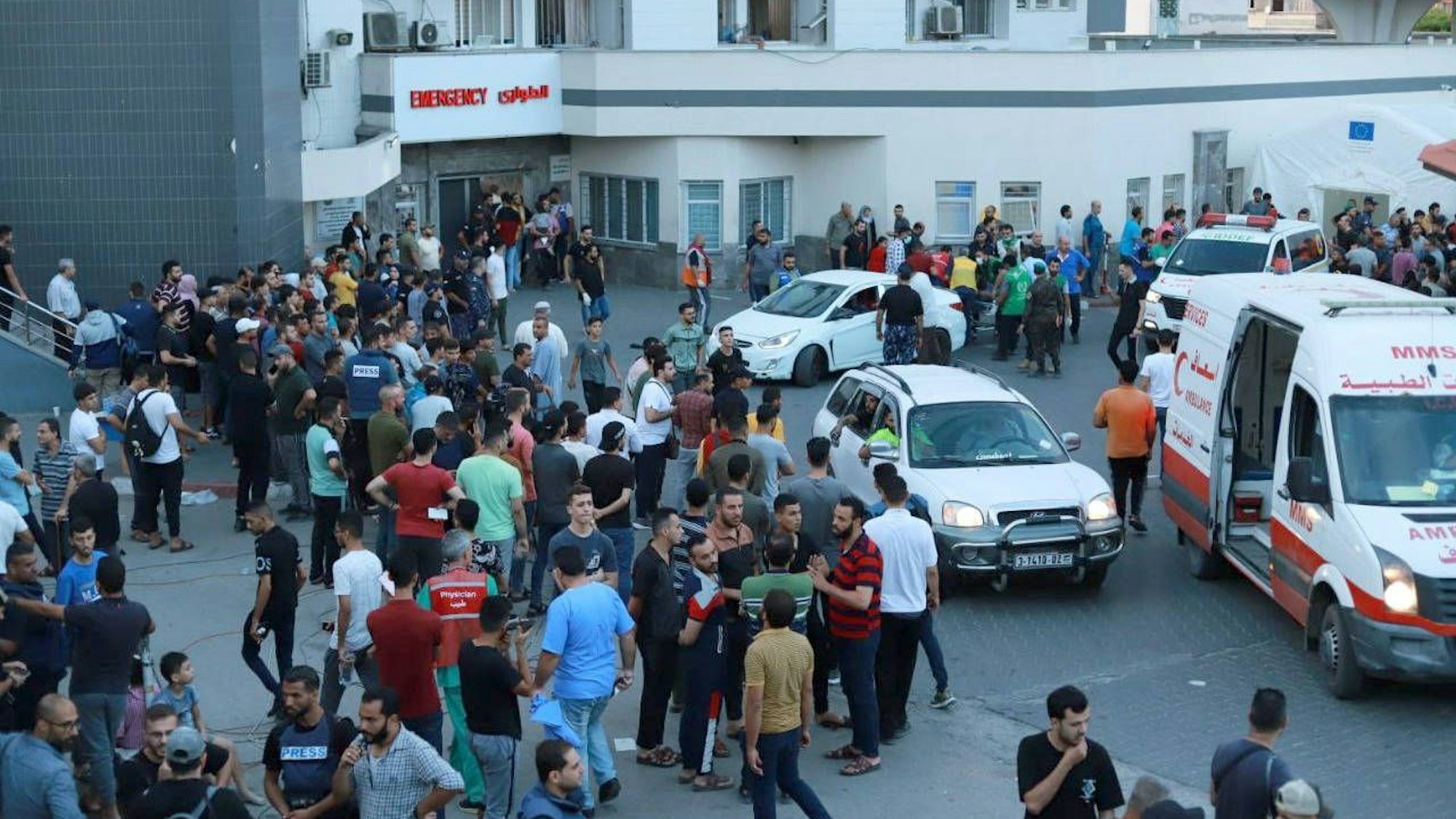 Palästinenserinnen und Palästinenser stehen an dem großen Schifa-Krankenhaus in Gaza. Laut israelischen Geheimdiensten hat die Terrorgruppe Hamas rund um die Gaza-Klinik ein Tunnelsystem und eine Kommandozentrale errichtet.