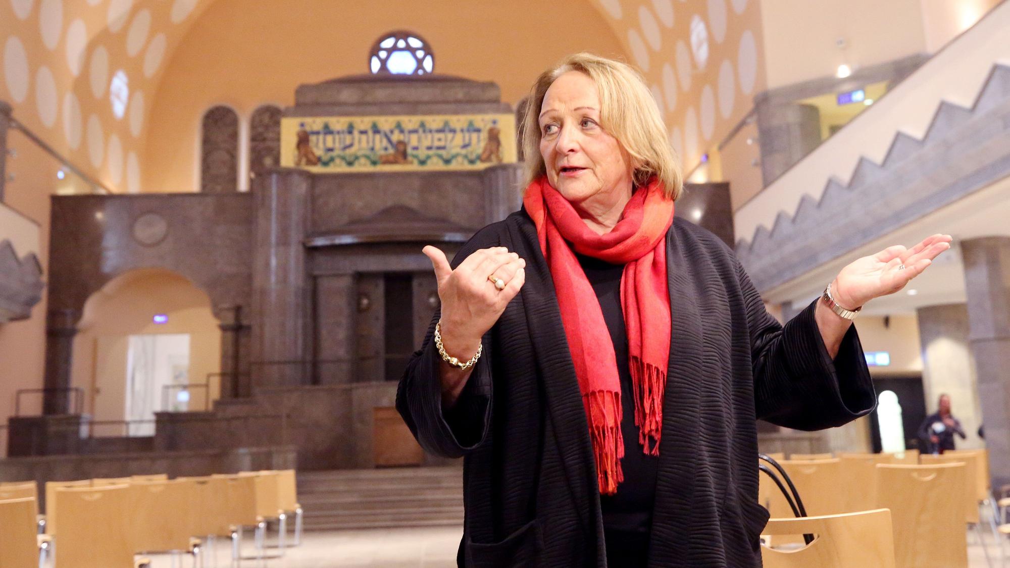 Sabine Leutheusser-Schnarrenberger (FDP), Antisemitismusbeauftragte von Nordrhein-Westfalen, informiert sich nach dem Anschlag auf das ehemalige Rabbinerhaus an der Alten Synagoge vor Ort über die Lage und spricht mit Vertretern der Jüdischen Kultusgemeinde Essen, der Stadt, der Alten Synagoge und der Meldestelle Rias. +++ dpa-Bildfunk +++