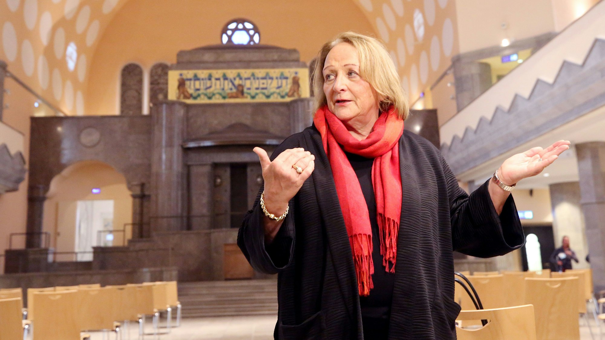 Sabine Leutheusser-Schnarrenberger (FDP), Antisemitismusbeauftragte von Nordrhein-Westfalen, informiert sich nach dem Anschlag auf das ehemalige Rabbinerhaus an der Alten Synagoge vor Ort über die Lage und spricht mit Vertretern der Jüdischen Kultusgemeinde Essen, der Stadt, der Alten Synagoge und der Meldestelle Rias. +++ dpa-Bildfunk +++