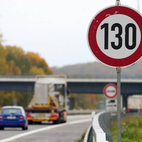 Das Bild zeigt die Autobahn 61 mit einem Schild, das die Höchstgeschwindigkeit auf 130 Kilometer pro Stunde geschränkt.