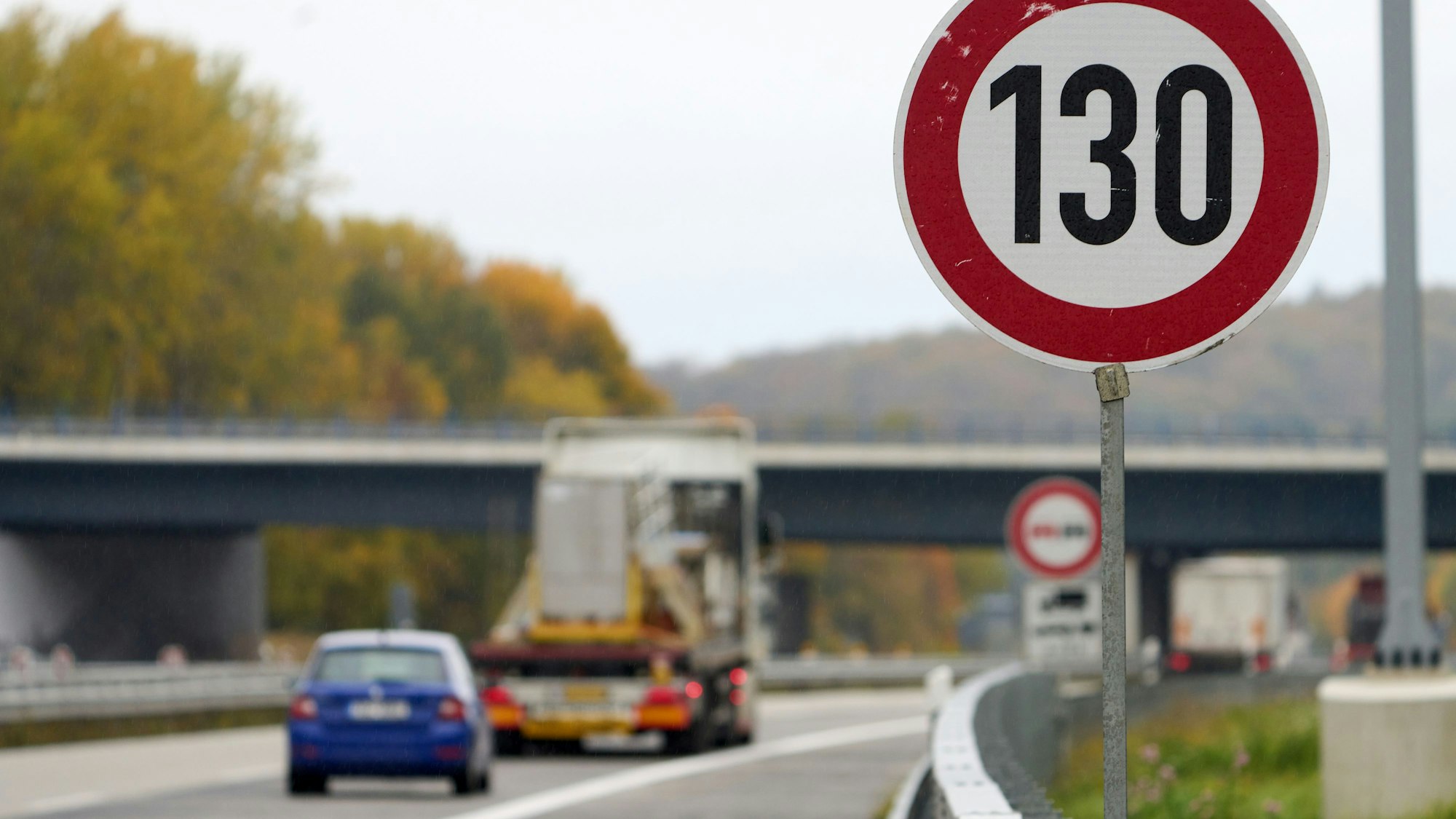 Das Bild zeigt die Autobahn 61 mit einem Schild, das die Höchstgeschwindigkeit auf 130 Kilometer pro Stunde geschränkt.