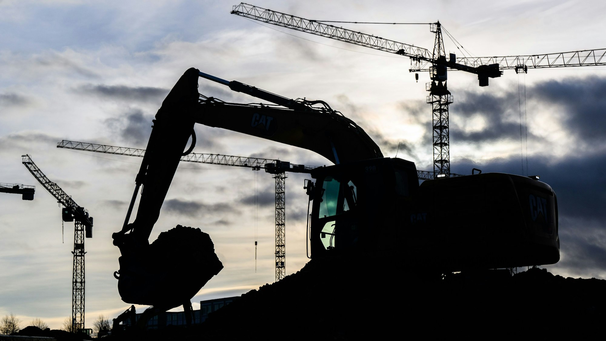 Ein Bagger steht auf einer Baustelle. Bei einem Arbeitsunfall auf einem Betriebshof im sauerländischen Halver ist ein Arbeiter tödlich verletzt worden. (Symbolbild)