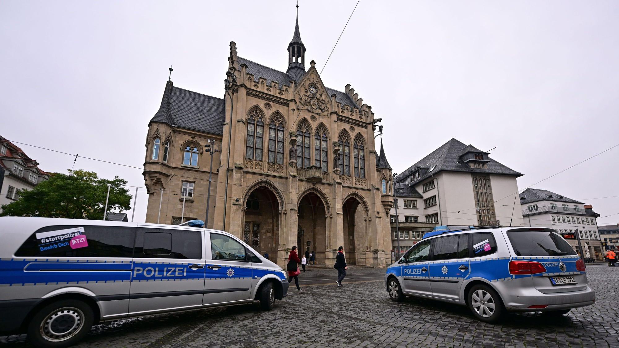 Polizeifahrzeuge stehen nach einer Bombendrohung vor dem Erfurter Rathaus.