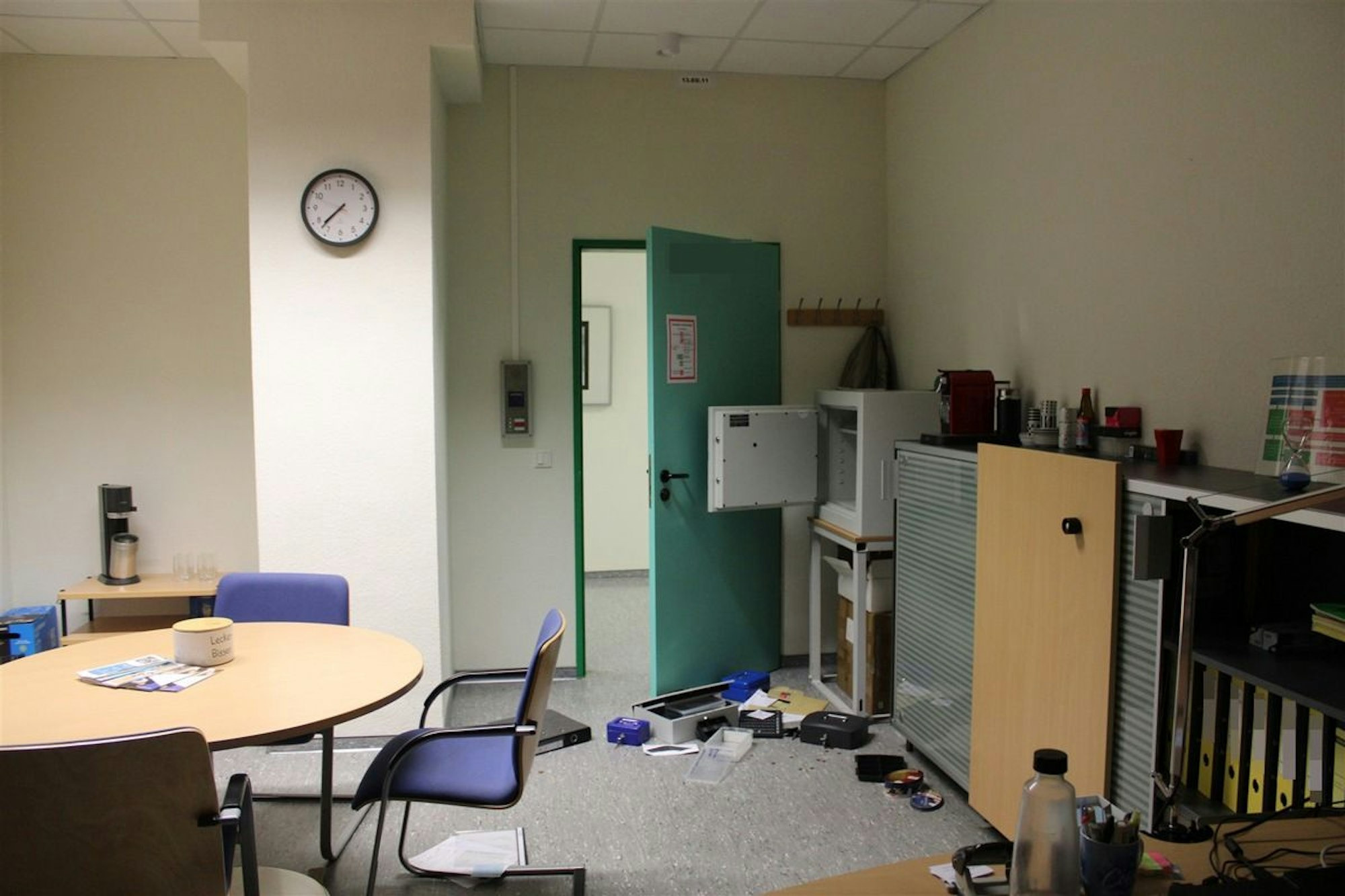 Ein Beispiel eines durchwühlten Raumes in der Grundschule, in der Ecke ein geöffneter Tresor.