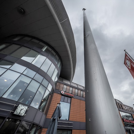 Die Stadtverwaltung hat die Israelflagge vorm Rathaus abgehängt, die Bayer-04-Fahne hängt wegen zweier Heimspiele.