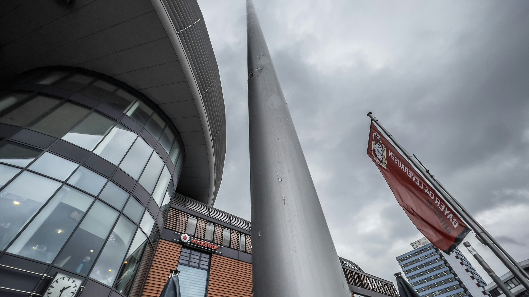 Die Stadtverwaltung hat die Israelflagge vorm Rathaus abgehängt, die Bayer-04-Fahne hängt wegen zweier Heimspiele.