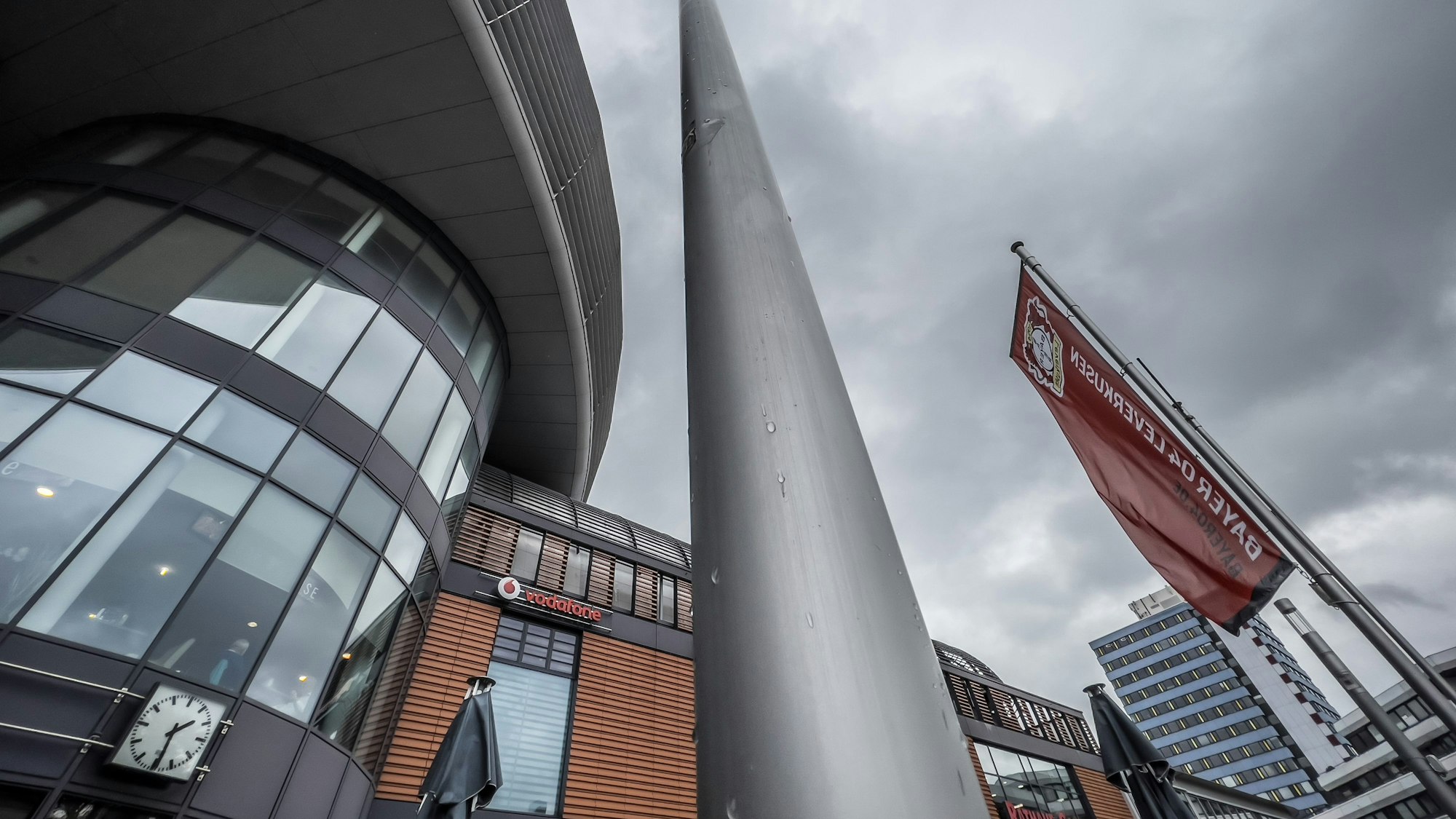 Blick auf das Rathaus und die Fahnenmasten