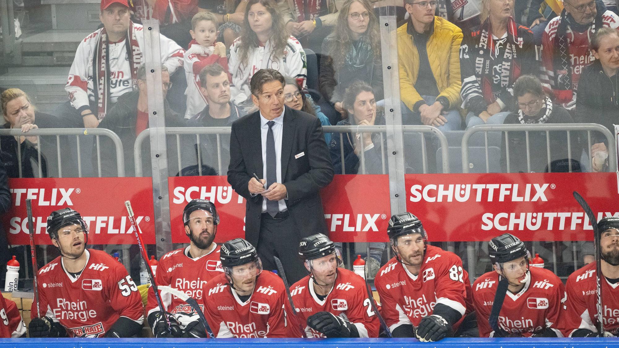 Uwe Krupp, Cheftrainer der Kölner Haie, schreibt seine Erkenntnisse während des Spieles nieder.