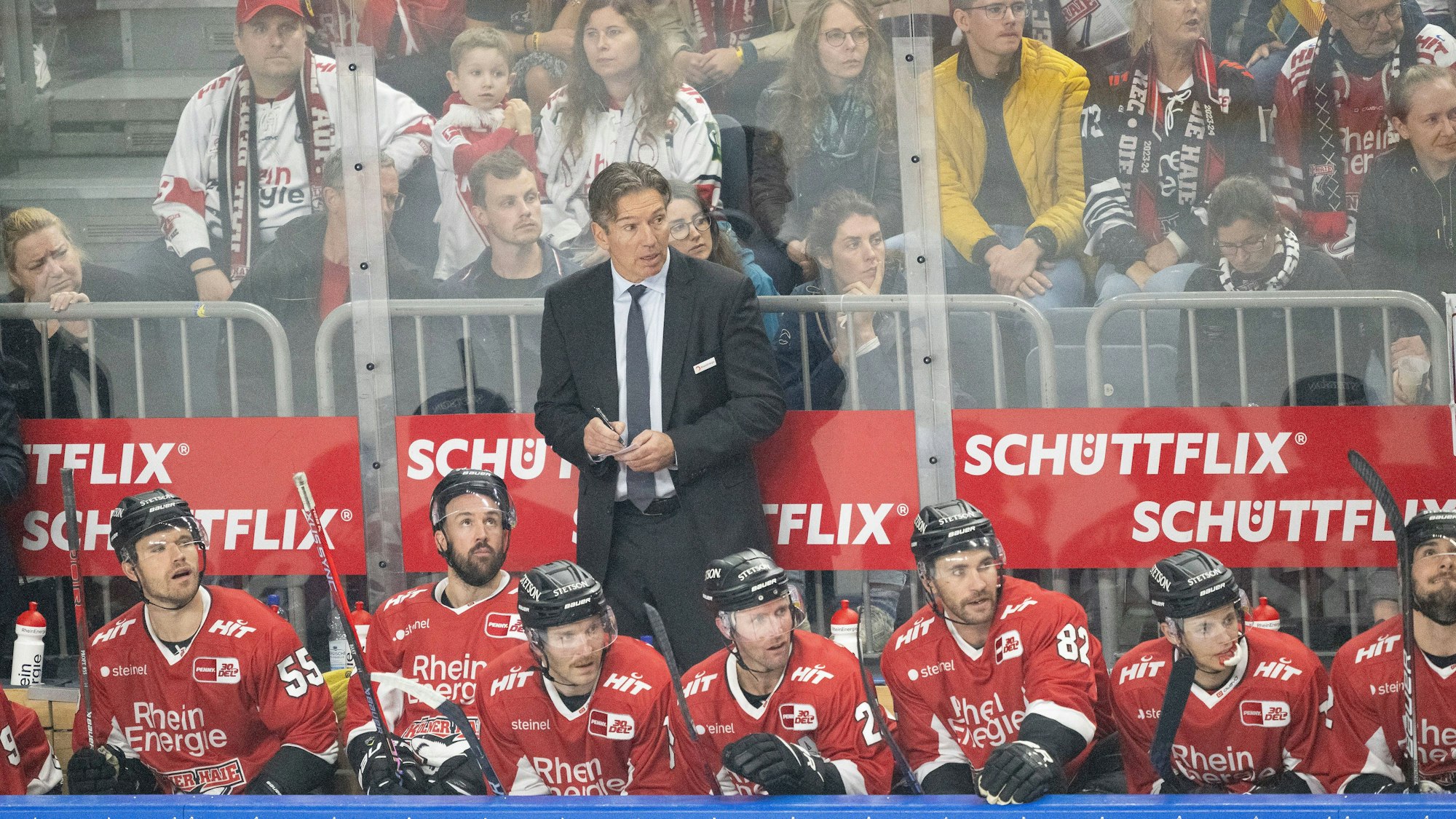 Uwe Krupp, Cheftrainer der Kölner Haie, schreibt seine Erkenntnisse während des Spieles nieder.