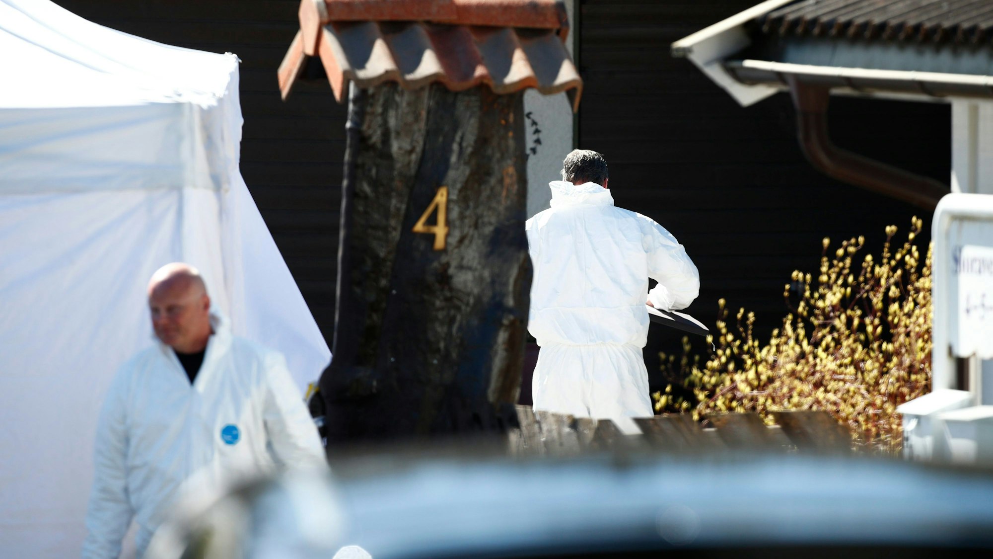 Polizisten der Spurensicherung arbeiten auf dem Grundstück des Multimillionärs Tom Hagen in Lørenskog. (Archivbild)