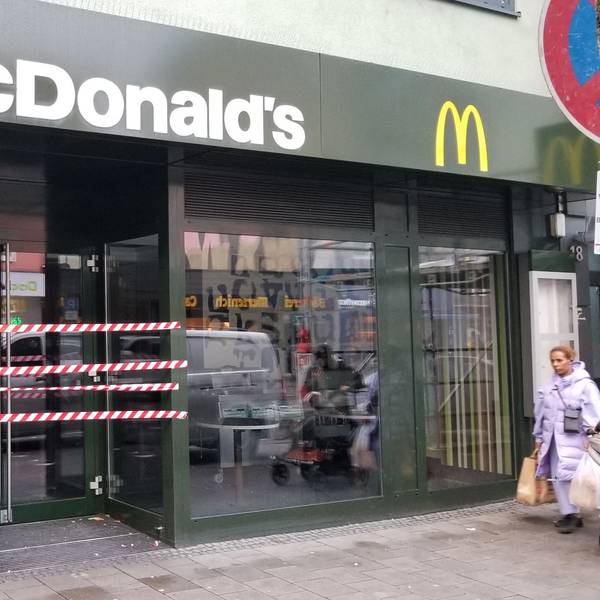 Die McDonald's-FIliale in Köln-Mülheim von außen: Rotes Flatterband hängt vor der Eingangstür.