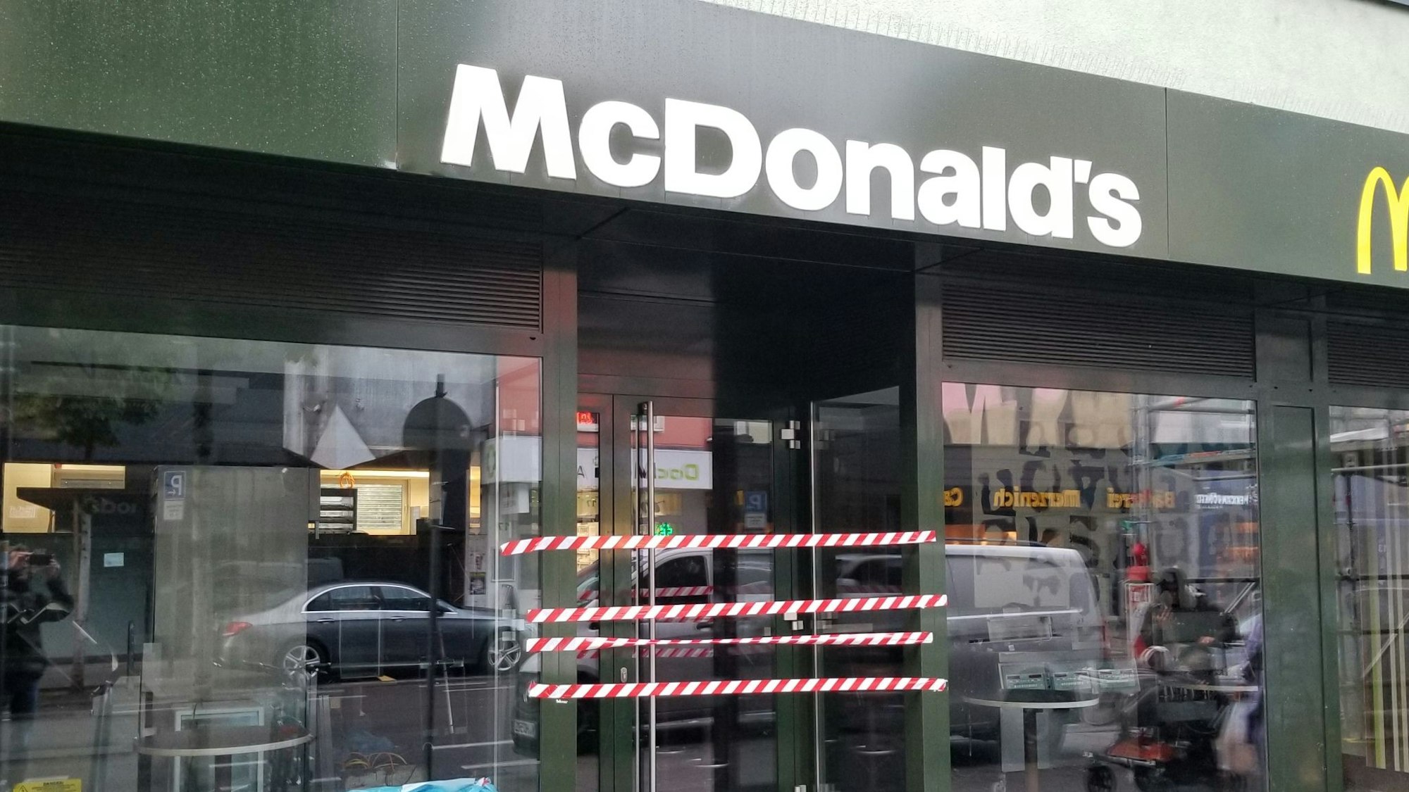 Der Eingang zur Imbiss-Filiale ist mit Baustellen-Absperrband verhängt.