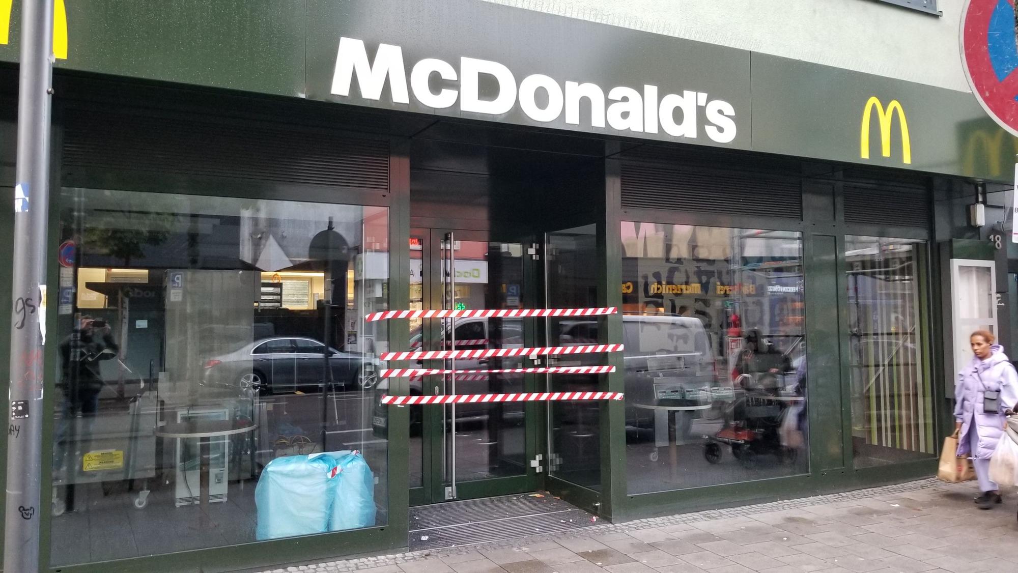 Die McDonald's-FIliale in Köln-Mülheim von außen: Rotes Flatterband hängt vor der Eingangstür.